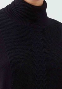 Czarny sweter z golfem o strukturyzowanej fakturze więzów i centralnym wzorze warkocza, z wysokim kołnierzem oraz miękkim, ciepłym materiałem.