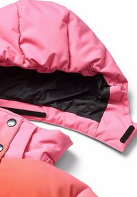 Giacca a vento rosa con cappuccio, interno nero lucido, dotata di striscia in velcro e dettagli con bottoni a pressione. Tessuto morbido con motivo trapuntato.