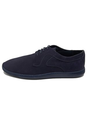 Marineblaue Schuhe mit einem perforierten Obermaterial, Suede-Akzenten, Schnürdesign und einer strukturierten Gummisohle mit einem gemusterten Rand.