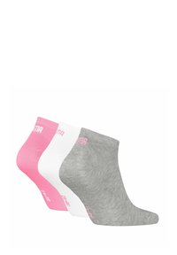 Tres pares de calcetines tobilleros en rosa, blanco y gris. Están hechos de una mezcla de algodón transpirable, con textura acanalada y detalle del logo en los puños.