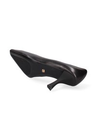 Zwarte hoge hak schoenen van glad leer, met een puntige neus en een vierkante hak. Voorzien van een klein metallic logo aan de zijkant.