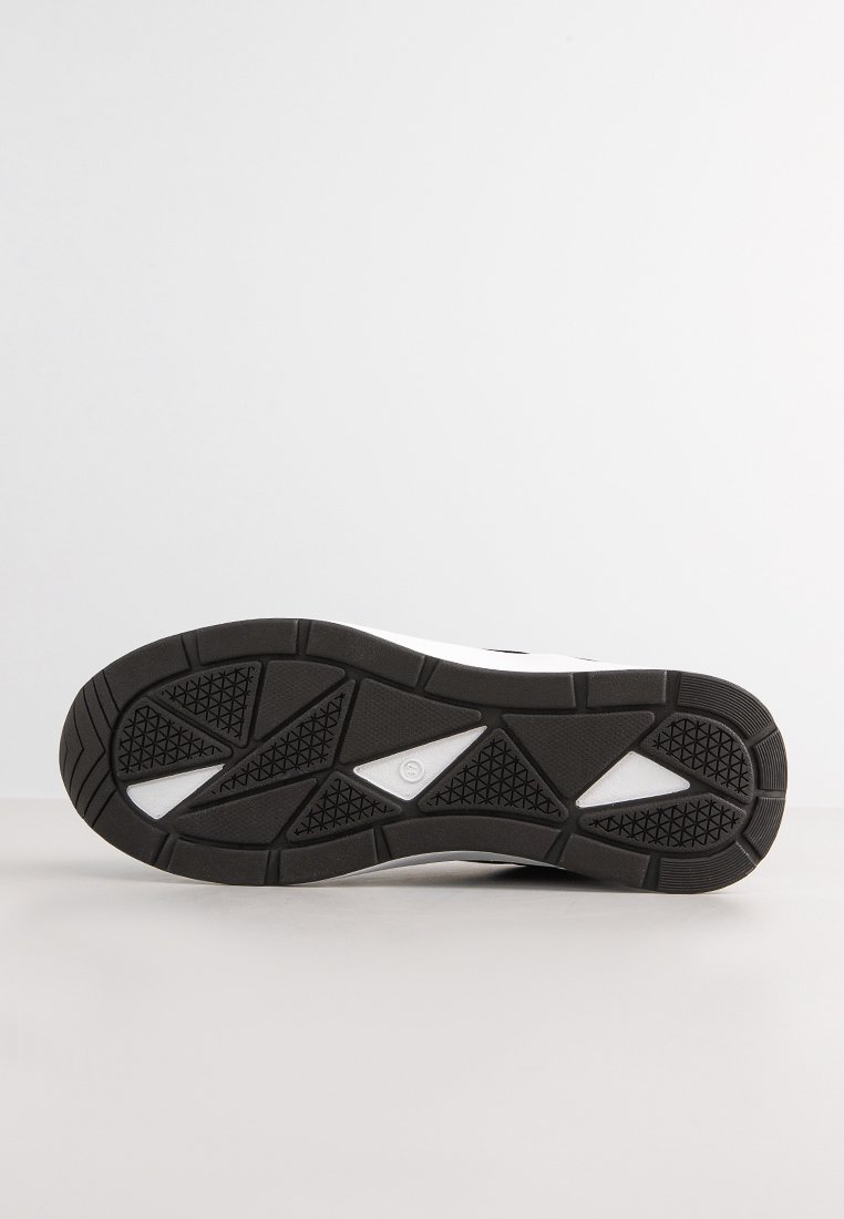 Semelle extérieure en caoutchouc noir avec un motif de grip texturé, dotée d'une semelle intermédiaire blanche. Design lisse et arrondi, adapté à diverses activités.