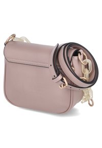 Sac bandoulière en cuir rose clair avec une forme rectangulaire compacte, doté d'une bandoulière chaîne amovible en métal doré et d'accents noirs contrastants.