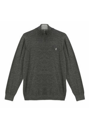 Pull en maille gris foncé à manches longues avec un col à fermeture éclair quart et un petit logo blanc brodé sur le côté gauche de la poitrine.
