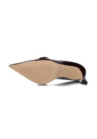Bruine gepatineerde leren pumps met een spitse neus, een slanke hak en een gestructureerde zool. Voorzien van een decoratieve strik aan de voorkant, met een elegante en glanzende afwerking.