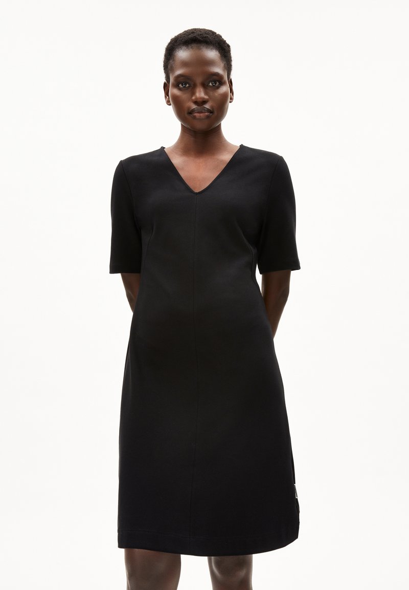 Schwarzes Kurzarmkleid mit V-Ausschnitt, strukturiertem Schnitt und glatter Textur. Verfügt über dezente Nähte entlang der Säume.