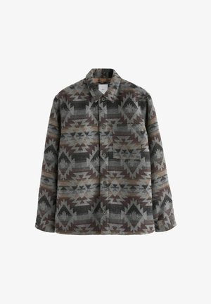 Koszula z buttonami z wzorem w odcieniach szarości, brązu i czerni. Posiada kołnierz, długie rękawy oraz jedną kieszeń na piersi. Wykonana z fakturowanej tkaniny.