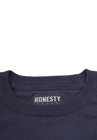 Maglione blu navy a collo rotondo realizzato in tessuto testurizzato, con un'etichetta nera con testo bianco che recita "L'ONESTÀ È UNA REGOLA."