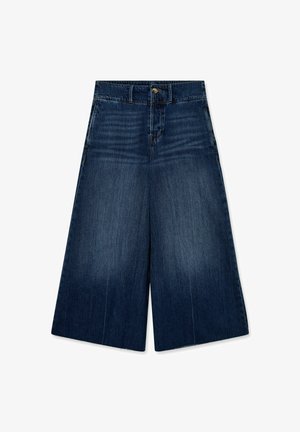 Tamnoplave široke krojene traperice do iznad gležnja s prednjim džepovima, zatvaranjem na gumbe i suptilnim izblijedjenjem na bedrima i koljenima.