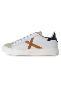 Sneaker bianco in pelle con accento in suede marrone e punta beige. Presenta lacci bianchi, colletto imbottito e suola in gomma testurizzata.