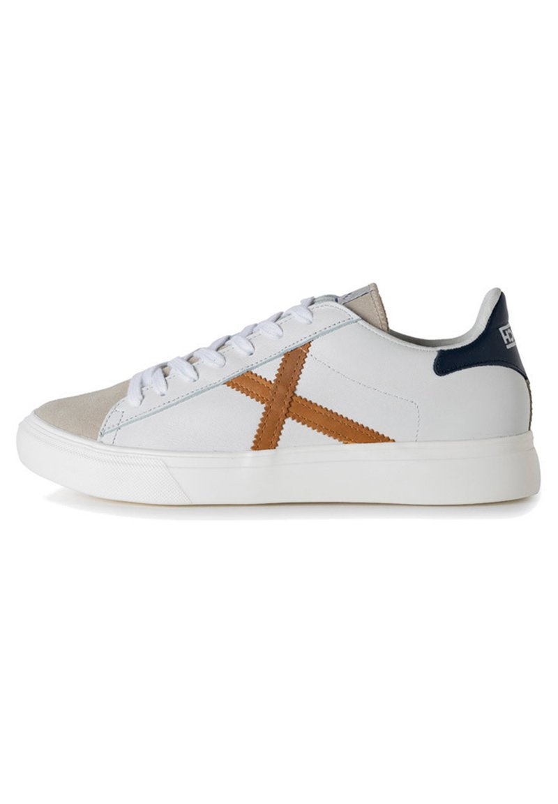 Sneaker bianco in pelle con accento in suede marrone e punta beige. Presenta lacci bianchi, colletto imbottito e suola in gomma testurizzata.