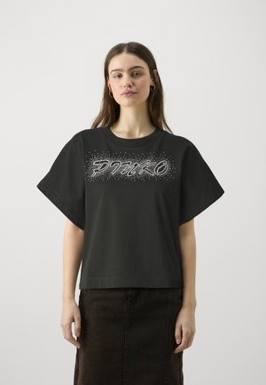 T-shirt nera oversize in cotone, con un design grafico "PINKO" in punti bianchi sul petto e maniche corte e larghe.