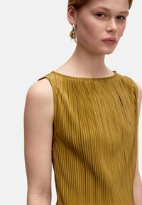Ärmelloses Kleid in sattem Senfgelb, mit einem plissierten Design und einem runden Ausschnitt. Glatte Textur, knielanger Schnitt und ohne sichtbare Beschläge.