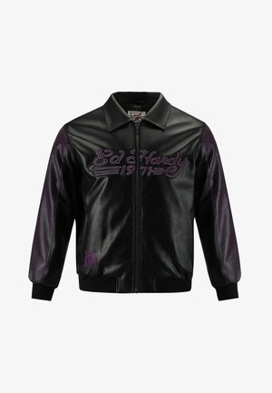 Musta nahkatakki, jossa on violetit yksityiskohdat, vetoketjukiinnitys ja brodeeratut "Ed Hardy 1971" -tekstit rinnassa. Rypytetyt hihansuuth ja helma.