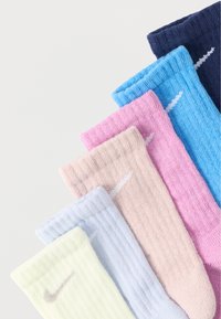 Σετ κάλτσες σε παστέλ αποχρώσεις: μέντα πράσινο, ανοιχτό μπλε, ανοιχτό ροζ, ανοιχτό μοβ, σκούρο μπλε, με ριμπ υφή και λευκό λογότυπο.