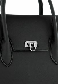 Borsa in pelle nera con una texture liscia, dotata di due manici arrotondati e un dettaglio in metallo argentato sul davanti.