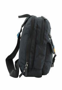 Borsa a spalla in tessuto nero con due scomparti con zip, una tracolla regolabile e una tasca laterale con chiusura a scatto.