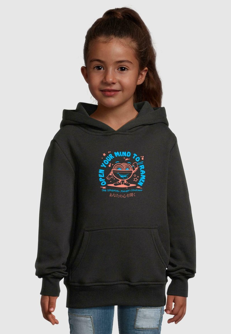 Felpa nera con cappuccio caratterizzata da una grafica colorata "Apri la tua mente al Ramen" con un design di una ciotola di noodles. Include una tasca frontale e polsini a costine.