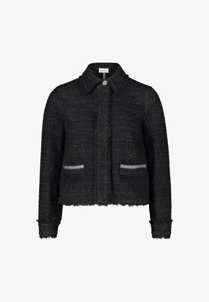 Czarna marynarka w kratę z kołnierzykiem, posiadająca zapięcie na guziki, dwie przednie kieszenie z srebrnymi akcentami oraz postrzępione brzegi przy mankietach i u dołu.