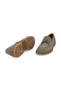 Grijze suède loafers met een moccasin-achtige stijl, franje-accenten en een gestructureerde rubberen zool met opvallende noppen voor traction.