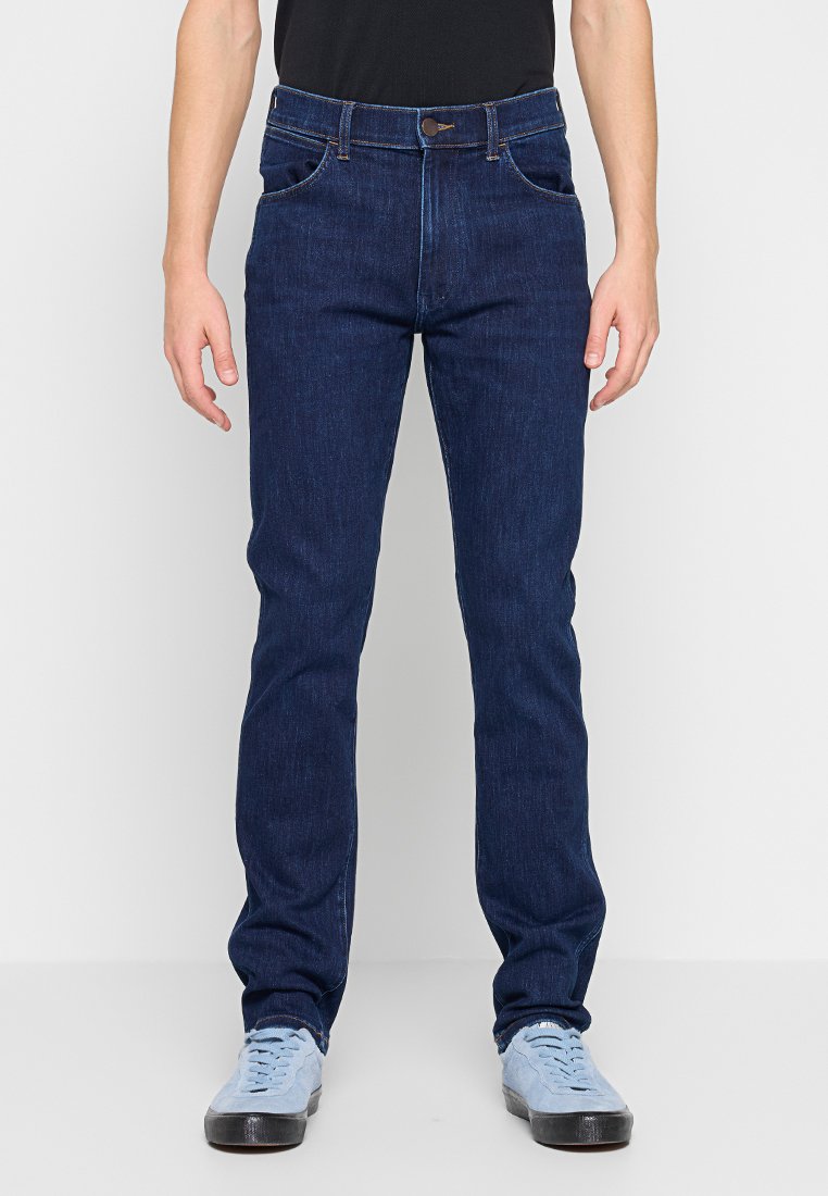 Dunkelblaue Denim-Jeans mit Slim-Fit, dezenten Nähten, fünf Taschen und einem Knopfverschluss an der Taille. Weiche Textur und strapazierfähiges Material.