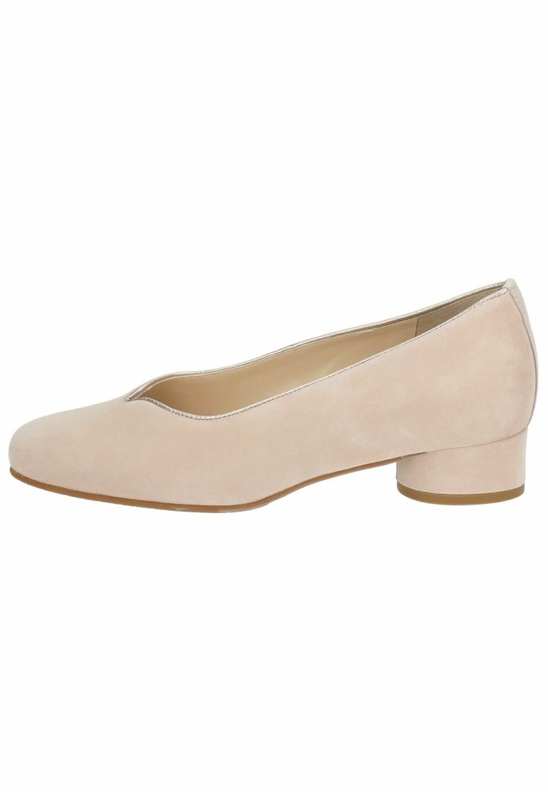 Decolleté in suede beige con tacco basso e arrotondato, caratterizzato da un leggero taglio a V nella parte anteriore e una finitura liscia e testurizzata.