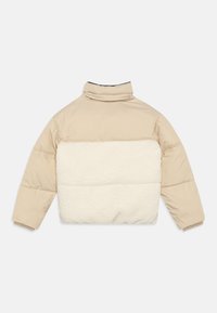 Giacca a vento beige con la parte inferiore in finta pelliccia color crema, collo alto e polsini elasticizzati. Il design presenta una silhouette squadrata e dettagli cuciti.