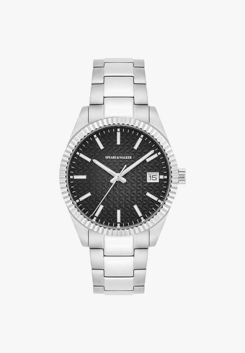 Montre en métal avec un bracelet en acier inoxydable argenté, un cadran noir texturé, des index horaires argentés, et une fenêtre de date à 3 heures.