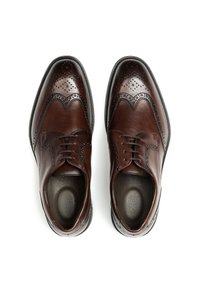 Chaussures habillées en cuir marron avec des détails brogues, un bout poli et un design à lacets. Surface texturée avec des bords lisses.