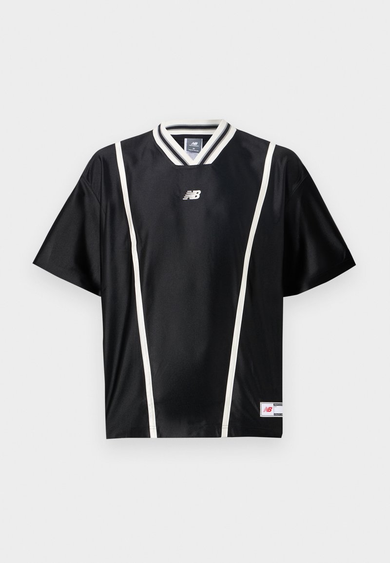 Maillot noir à manches courtes avec un col en V, rayures blanches sur les côtés et un logo New Balance sur la poitrine. Texture de tissu lisse.