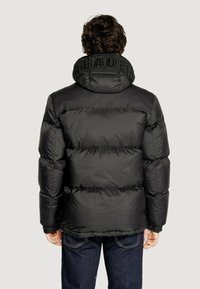 Giacca a vento nera imbottita con colletto alto, polsini elasticizzati e logo "BLAUER" sul colletto. Texture liscia e lucida con cuciture orizzontali.