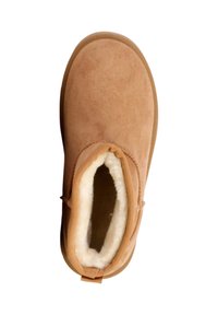 Botte cheville en daim marron avec doublure crème moelleuse, bout rond et languette à l'arrière pour un enfilage facile. Texture lisse sur toute la surface.