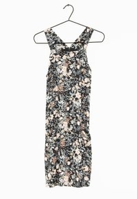 Květinové šaty s černým základem, zdobené růžovými a bílými květy. Design zahrnuje široká ramínka, vytažený pas a splývavou sukni.