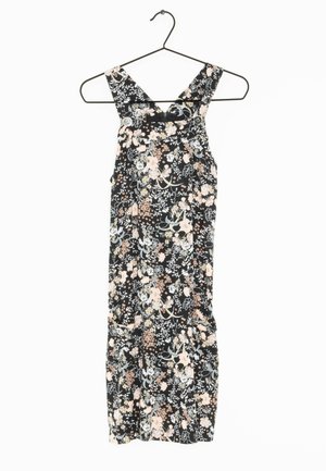 Robe florale noire avec des fleurs roses et bleues, présentant des bretelles larges, un corsage ajusté et une jupe fluide, suspendue à un cintre en métal noir.
