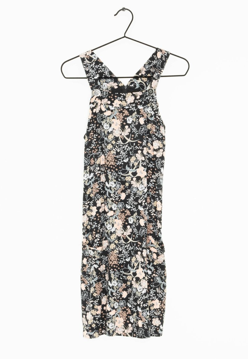Květinové šaty s černým základem, zdobené růžovými a bílými květy. Design zahrnuje široká ramínka, vytažený pas a splývavou sukni.