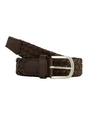 Ceinture en cuir tressé marron foncé avec boucle rectangulaire argentée, enroulée sur un fond blanc.