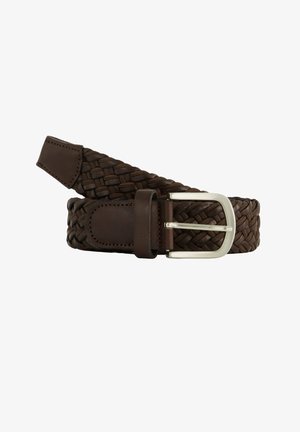 Cintura intrecciata in pelle marrone scuro con fibbia rettangolare argentata, arrotolata su sfondo bianco.