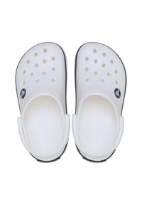 Białe plastikowe klapki z perforowaną górą zapewniającą wentylację, czarną podeszwą, tylnym paskiem i teksturowaną wkładką dla komfortu.