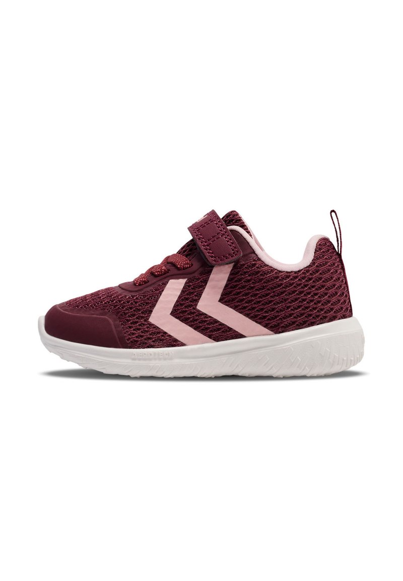 Scarpa sportiva color bordeaux con tomaia in rete, suola bianca, dettagli rosa e cinturino in velcro. Presenta un materiale testurizzato e un design a chevron.