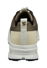 Brauner Sportschuh mit Mesh-Obermaterial, kontrastierender weißer Zwischensohle, strukturiertem Absatz und Zugschlaufe hinten. Mit einem Logo am Absatz.