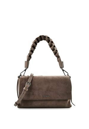 Sac à main en suède marron avec poignée supérieure tressée, bandoulière réglable et fermeture à rabat affichant un petit logo de marque à l'avant.