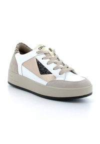 Sneaker bianco e beige con dettagli testurizzati, caratterizzato da un pannello di glitter nero, suede marrone chiaro e una suola spessa beige.