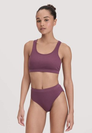Paarse geribbelde sportbh en hooggelegen slip set. Heeft een rond decolleté en brede banden voor comfort. Strakke textuur.