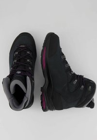 Scarpe da trekking blu scuro con accenti grigi, dotate di hardware metallico, lacci testurizzati e una suola nera resistente con dettagli viola.