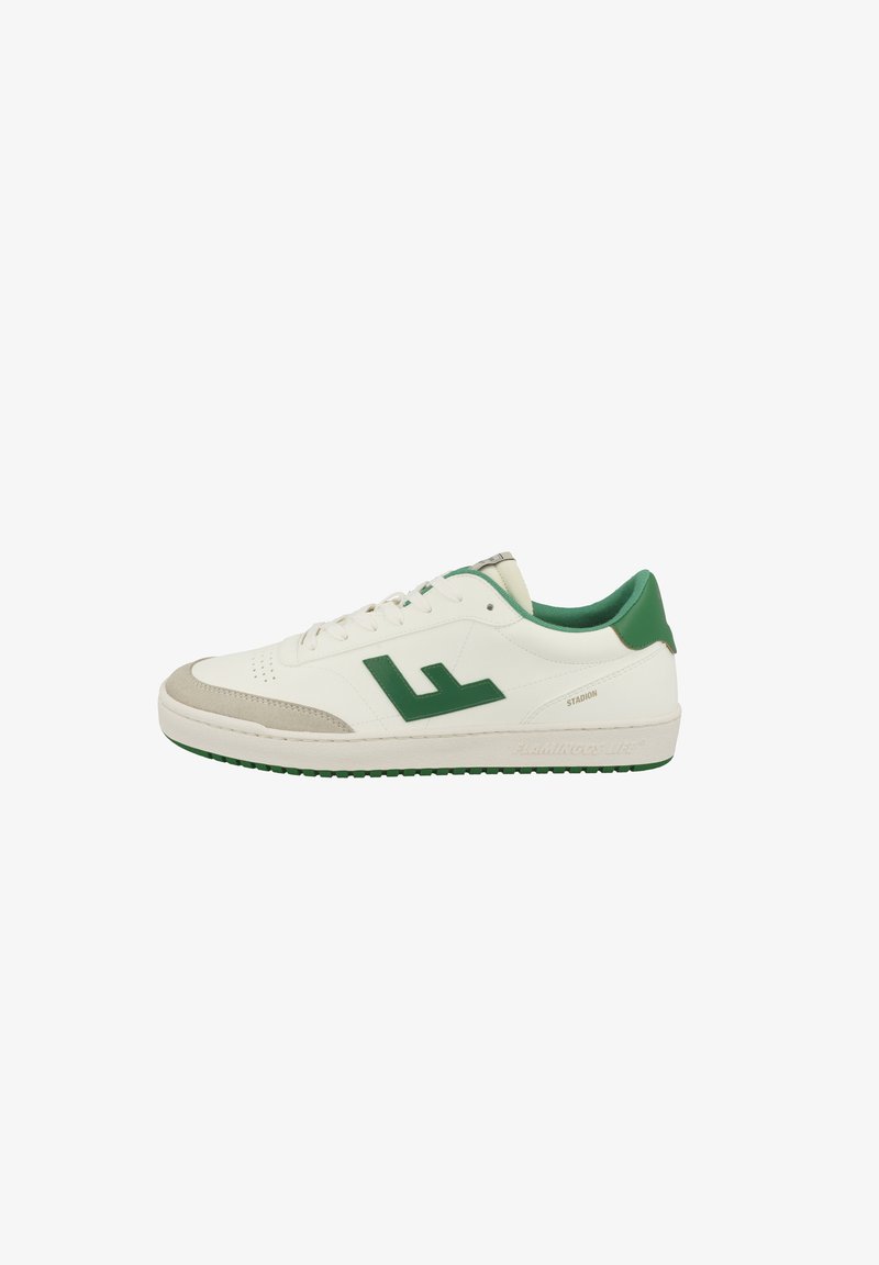Białe sneakersy z zielonymi akcentami, zamszowym noskiem, perforowanymi detalami i fakturowaną gumową podeszwą. Posiadają logo na boku i pięcie.