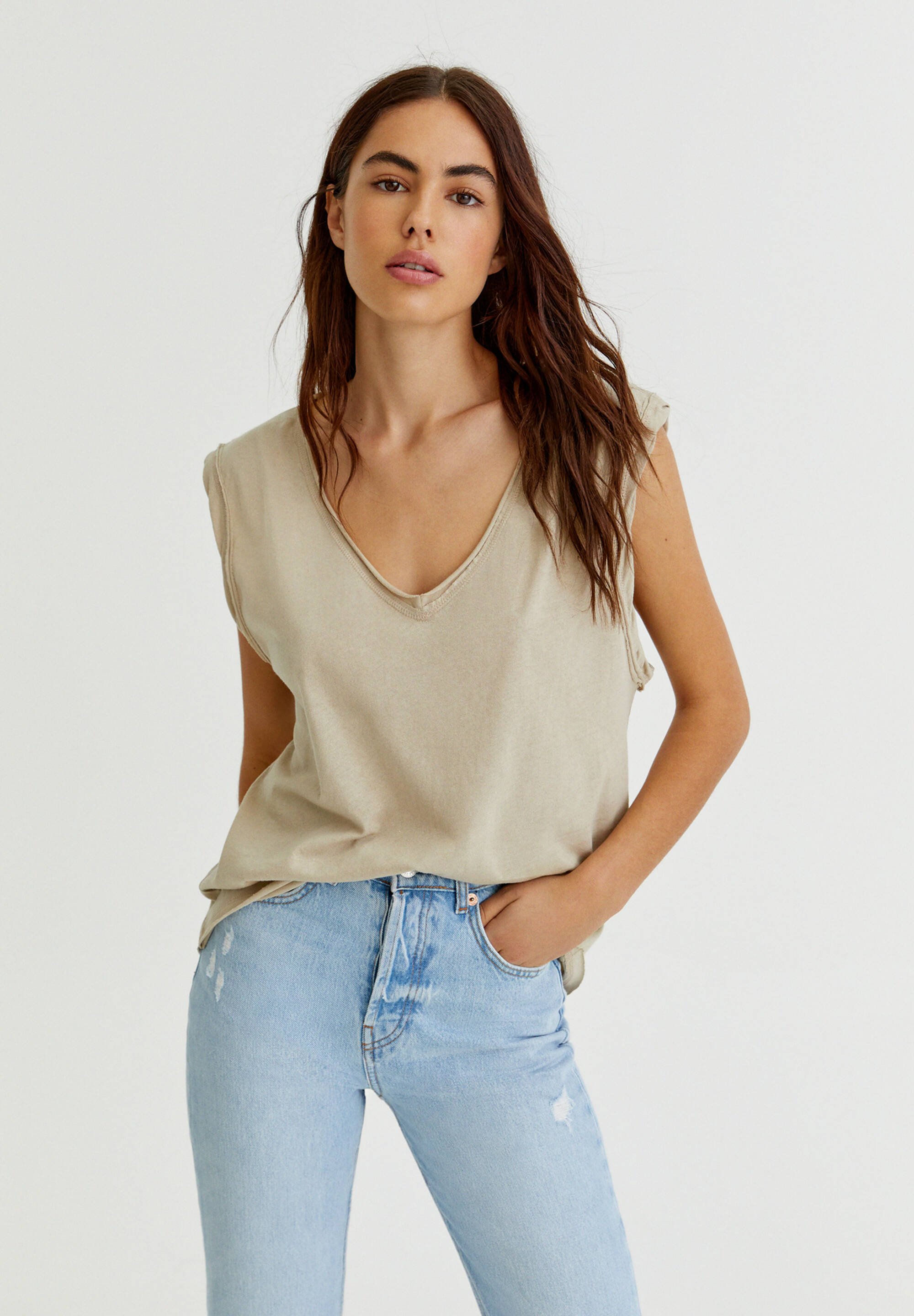 pull and bear v neck t shirt