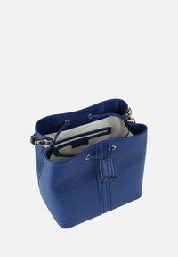 Borsa a secchiello in pelle blu con finitura testurizzata, chiusura a cordoncino e hardware dorato. L'interno presenta una fodera chiara e tasche.
