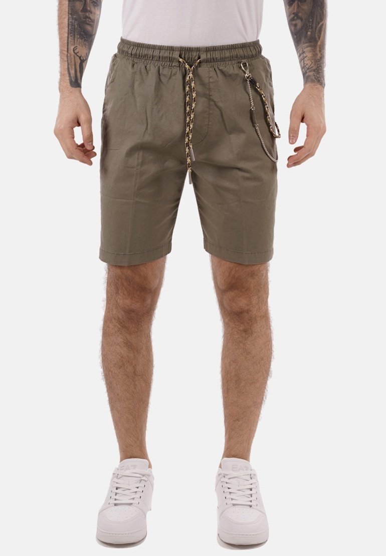 Pantaloni corti verde oliva realizzati in tessuto leggero, dotati di vita elasticizzata, cordoncino con dettagli in metallo e tasche laterali.