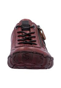 Baskets en cuir rouge avec lacets noirs et fermeture éclair sur le côté. Semelle en caoutchouc texturé avec un motif en vagues. Inclut une étiquette d'accent en cuir brun.