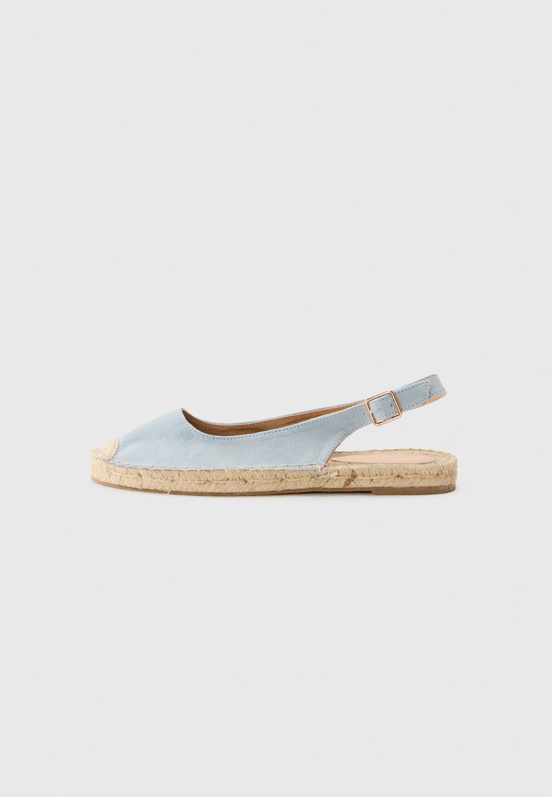 Espadrilla azzurra chiara con design a slingback, caratterizzata da una punta arrotondata, suola in giuta e tacco piatto. Texture morbida con dettagli di cucitura minimi.